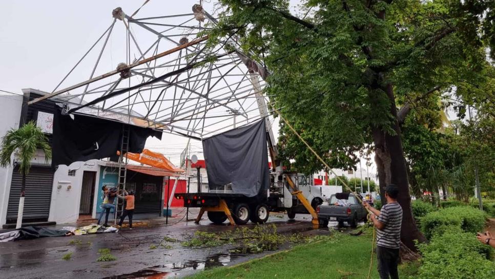 Lluvia azota Culiacán y derriba otro espectacular