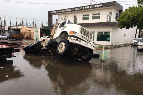 Por socavones, piden no transitar por calle Niños Héroes, en Los Mochis
