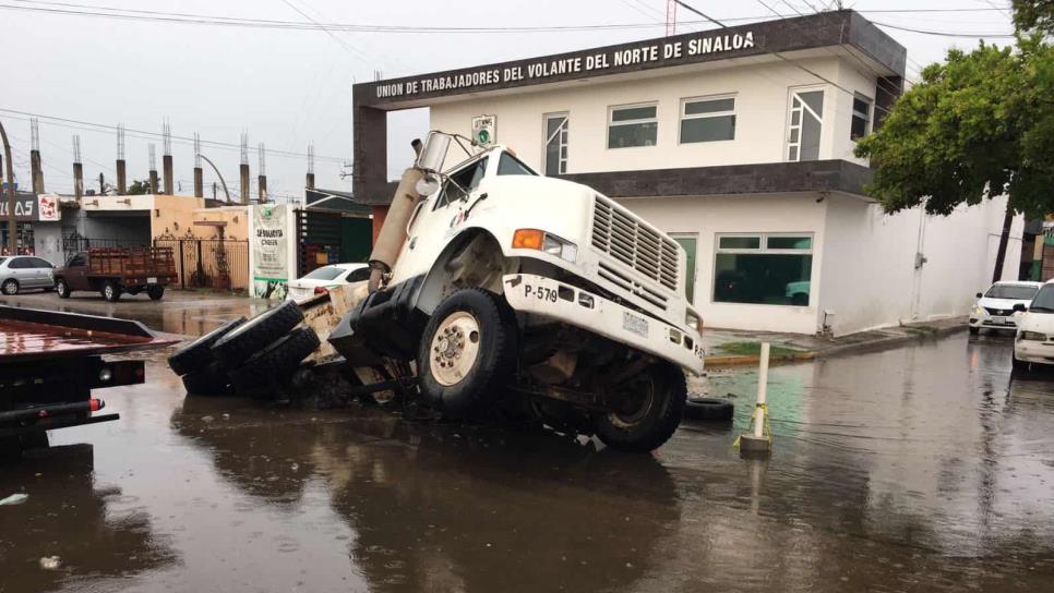 Por socavones, piden no transitar por calle Niños Héroes, en Los Mochis