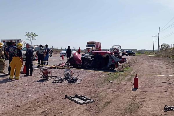 Aparatoso choque entre camión de pasajeros y un automóvil deja como saldo una persona sin vida