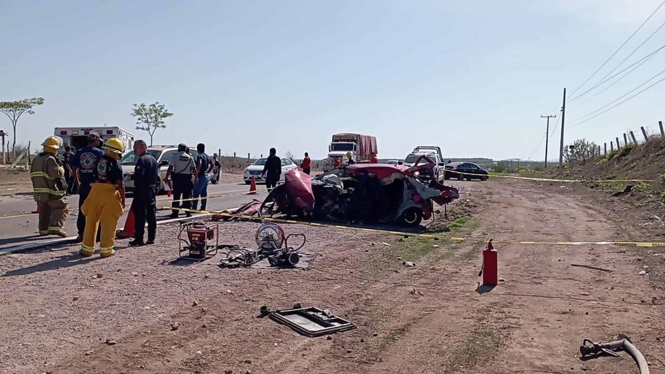 Aparatoso choque entre camión de pasajeros y un automóvil deja como saldo una persona sin vida