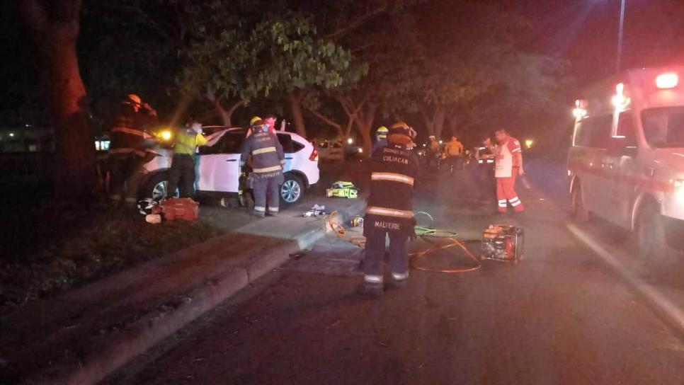 Mujer resulta lesionada tras chocar en su auto contra un árbol en La Primavera