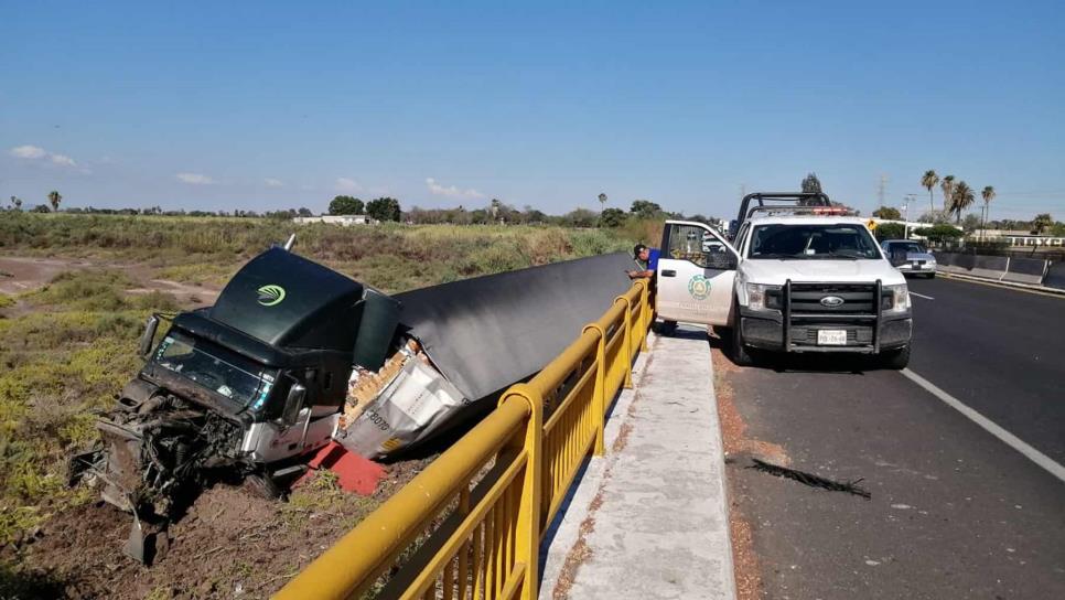 Tráiler cargado con sorgo se sale de la carretera en Juan José Ríos