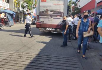 Adulto termina con los pies quebrados al ser atropellado por camión, en Culiacán