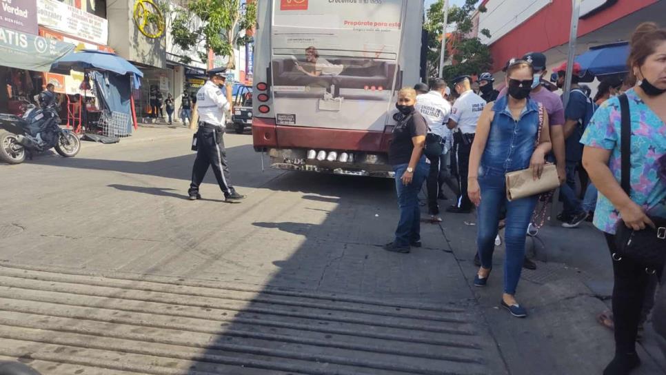 Adulto termina con los pies quebrados al ser atropellado por camión, en Culiacán