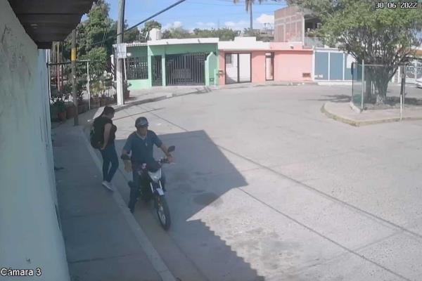Pareja es captada en cámara cuando llegan a abandonar gatitos en casa ajena
