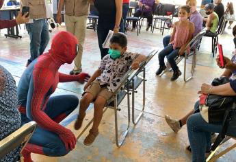 «Spiderman» visita módulo de vacunación de la UAS y motiva a los niños a vacunarse