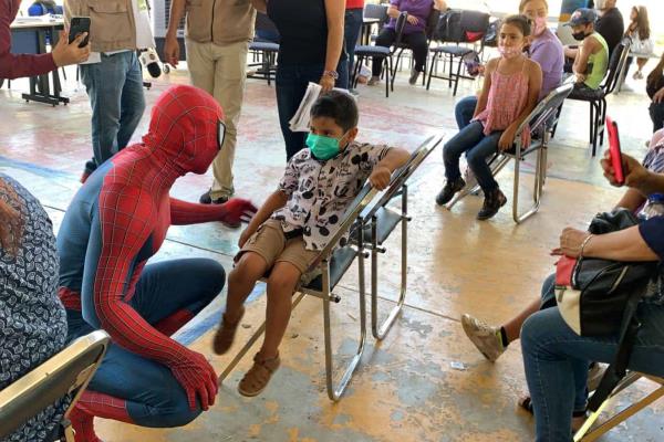 «Spiderman» visita módulo de vacunación de la UAS y motiva a los niños a vacunarse