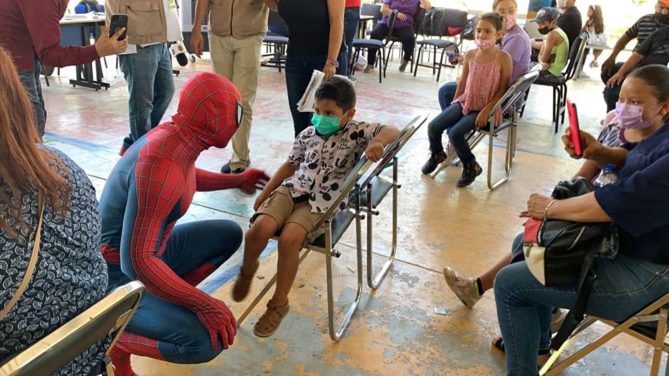 «Spiderman» visita módulo de vacunación de la UAS y motiva a los niños a vacunarse