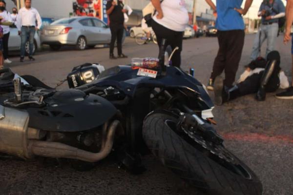 Atropellan a tránsito que guíaba manifestación en Los Mochis