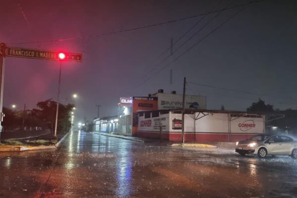 Cae intensa lluvia en Los Mochis