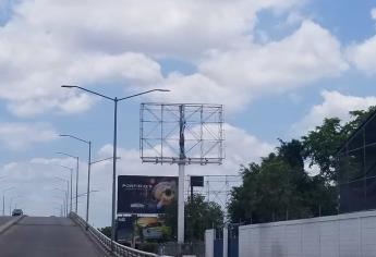 Por fuertes vientos, retiran lonas de los espectaculares en Culiacán