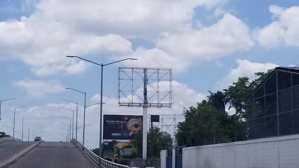 Por fuertes vientos, retiran lonas de los espectaculares en Culiacán