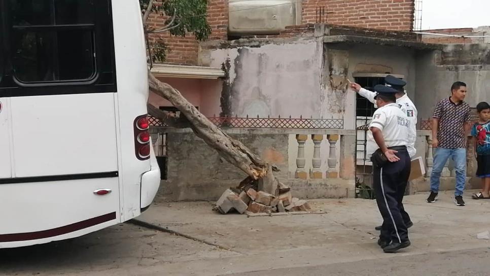 Chófer de camión urbano pierde el control y se estrella contra una casa, en Culiacán