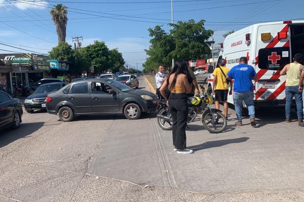 Pareja termina grave tras ser embestidos en una motocicleta en Los Mochis