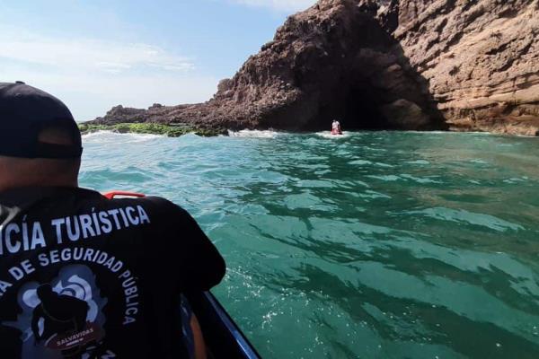Encuentran sin vida a hombre que se lanzó desde un catamarán