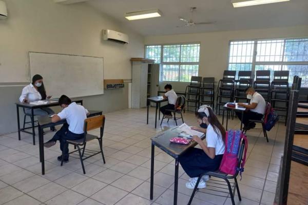Maestros de inglés no recibirán compensación económica por vacaciones, señala SEPyC
