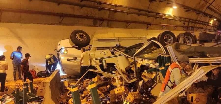 Tráiler cargado de cerveza vuelca en la autopista Mazatlán-Durango; muere chofer