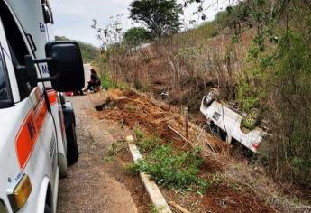 Volcadura de camioneta deja una pareja herida, en la carretera Habal-La Noria