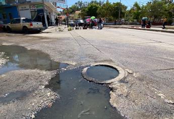 Bloquean vecinos de la Juárez avenida por fuga de aguas negras