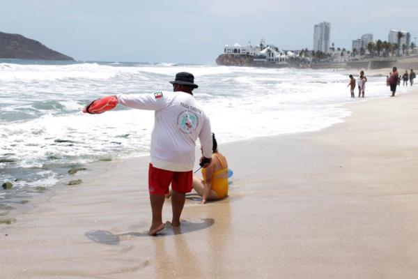 Restringen deportes acuáticos en playas de Mazatlán por alto oleaje