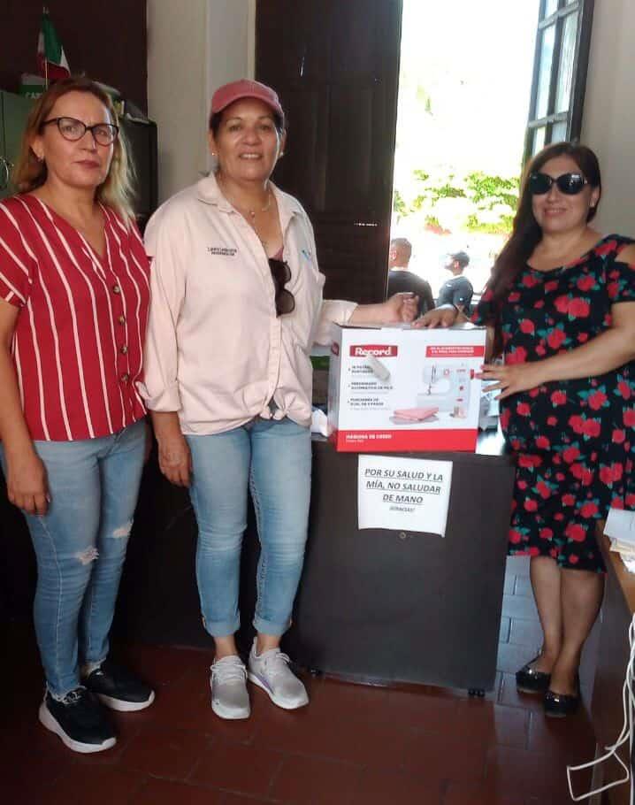 DIF El Fuerte entrega apoyo a vecina de La Constancia