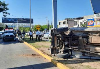 Conductor se queda sin frenos y vuelca frente al Parque 87, en Culiacán