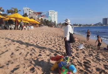 Altas temperaturas «golpea» a vendedores de playa en Mazatlán