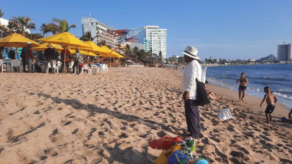 Altas temperaturas «golpea» a vendedores de playa en Mazatlán