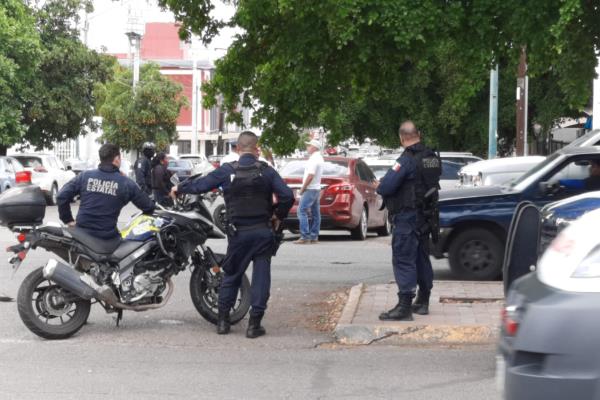 Motopatrullero choca contra auto y su arma se parte a la mitad
