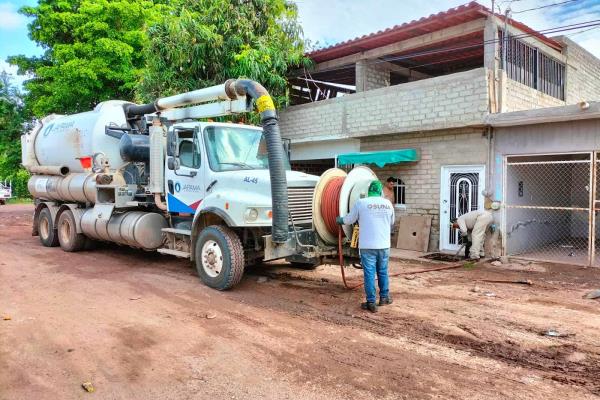 Desasolvan drenajes en Los Mochis para evitar colapsos por lluvias