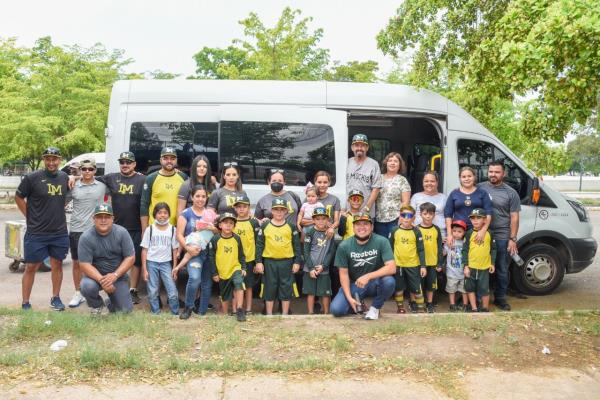 Alcalde de Ahome cumple compromiso y apoya con transporte a equipo infantil de beisbol