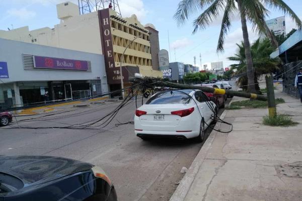Camión «tumba» tres postes de telefonía y provocó caos vial por cierre de calles en Los Mochis