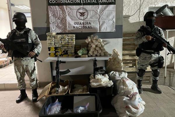 Detiene a dos en posesión de armas, cartuchos y paquetes con narcótico, en Sonora