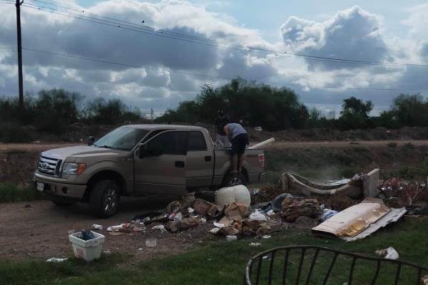 Captan a ciudadanos tirando basura en vía pública