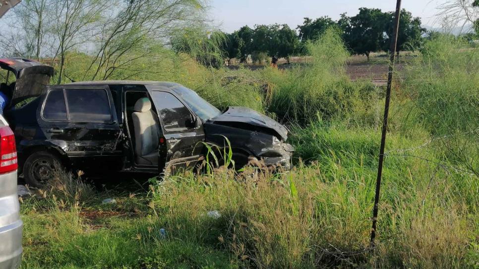 Le roban su bolso, luego la chocan cuando regresaba a casa: queda lesionada