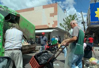 OP Ecología sin trabajadores; comerciantes suben su basura al camión