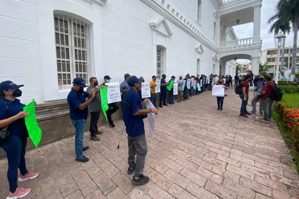 Policías jubilados de Culiacán bloquean la Obregón; presionan para recibir sus pagos