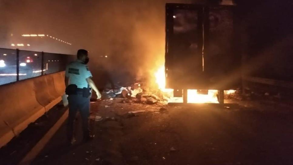 Rapiñan trailer cargado con carne que se incendió en la Mazatlán - Culiacán