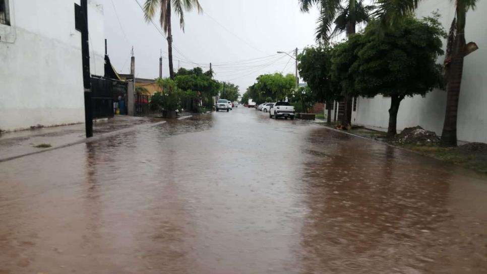 Lluvia deja encharcamientos en Los Mochis