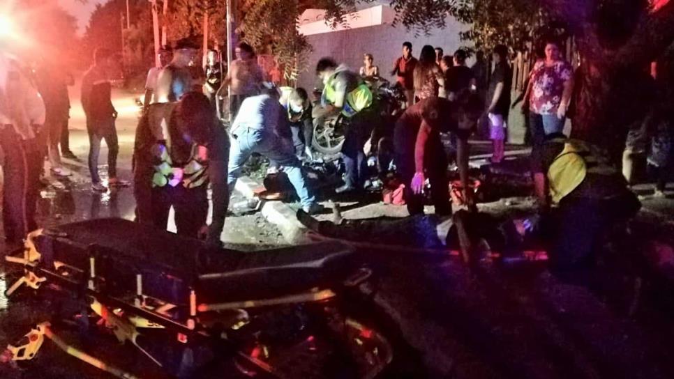 Motociclistas se pasan un alto y los embisten, están graves Motociclistas se pasan un alto y los embisten, están graves