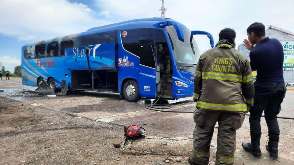 Se incendia autobús del Évora en Guasave, pasajeros se ponen a salvo