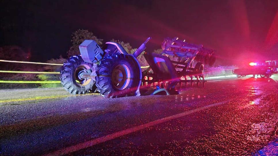 Socavón se traga tractor en carretera a Imala; la cierran a la circulación