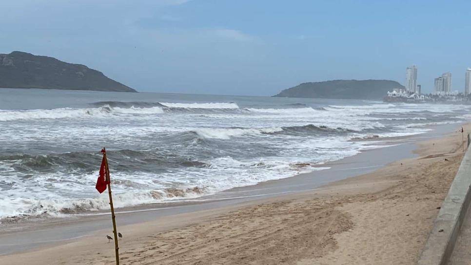 Turistas se introducen de noche, con pantalón y ebrios al mar: Escuadrón Acuático