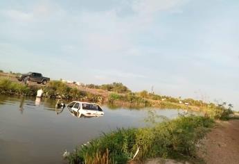 Hombre cae en su vehículo a un canal en Higuera de Zaragoza, regresaba de Las Salinas