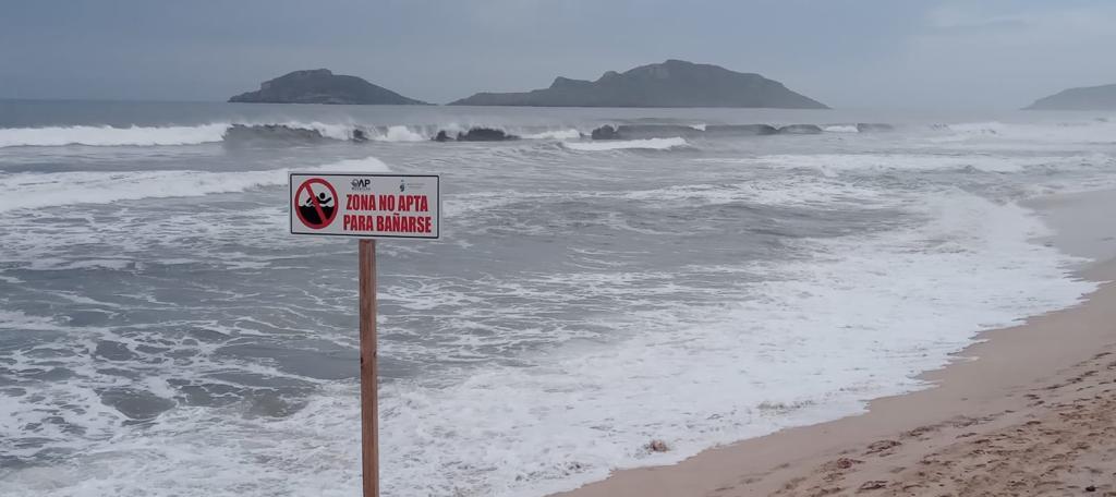 Cierran playas de Mazatlán por fuerte oleaje