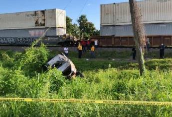 Tren se lleva a camioneta en Escuinapa; hay un muerto y 3 heridos