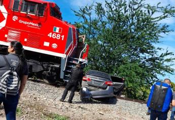 Tren embiste a automóvil en Costa Rica y los tripulantes escapan del lugar