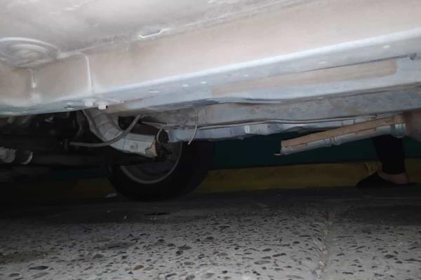 Llega en su auto, se roba un catalizador y huye, en Mazatlán