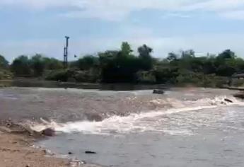 Aumenta nivel del agua en el río Quelite y vuelve a obstruir paso provisional